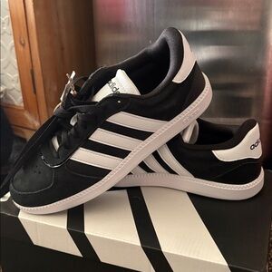 Adidas Black and White Classic Sneakers Brand New!!
BREAKNET SLEEK Size 5